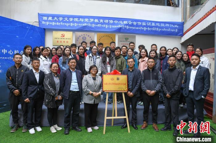 圖為揭牌儀式上合影?！∝暩聛硭?攝