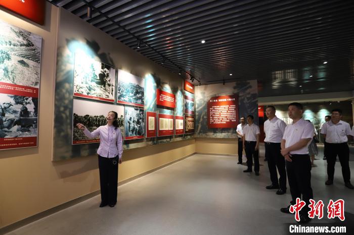 圖為西藏航空一行在臨沂市孟良崮戰(zhàn)役紀念館開展主題教育活動?！〗?攝
