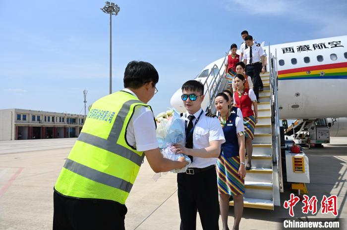 圖為機組順利抵達后獲贈祝賀?！≮w朗 攝