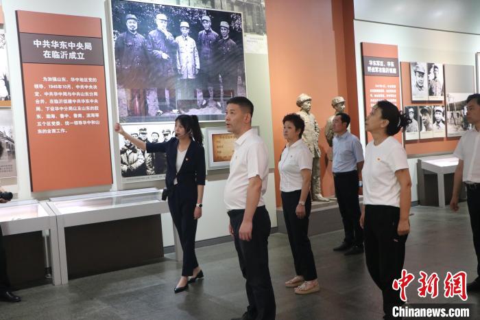 圖為西藏航空一行在臨沂市沂蒙革命紀念館開展主題教育活動?！〗?攝