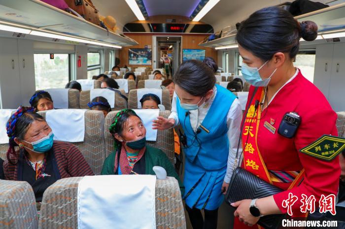 農(nóng)牧民乘坐高原復(fù)興號(hào)動(dòng)車組出行。　周悅翔 攝