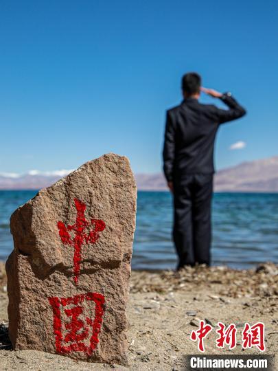班公湖畔的“中國”標(biāo)記?！↓埿▲P 攝