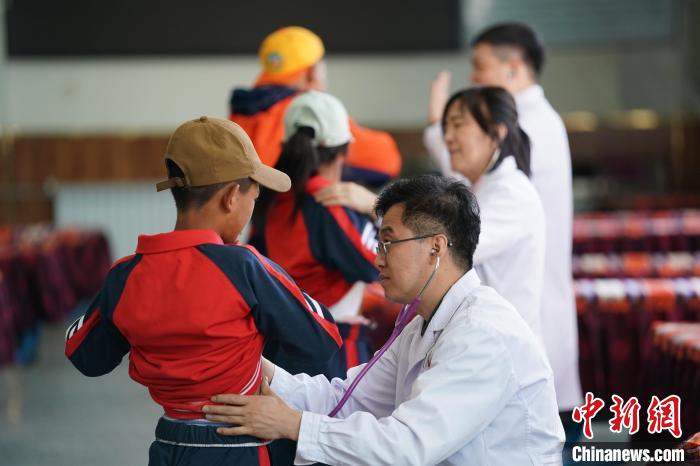 6月26日，西藏日喀則特校的孩子參加先心病篩查?！√K丹 攝