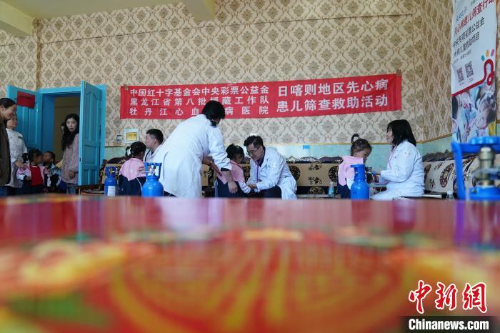 6月27日，西藏康馬縣雙語幼兒園的孩子參加先心病篩查?！√K丹 攝
