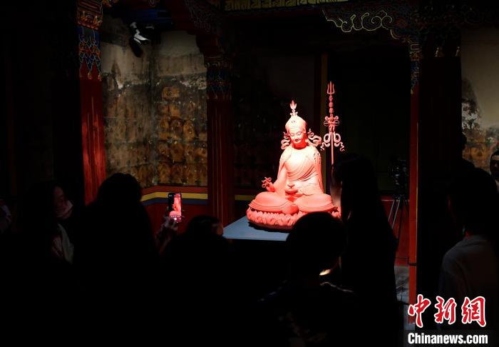 圖為觀眾正在欣賞展覽中的雕塑作品。　李林 攝