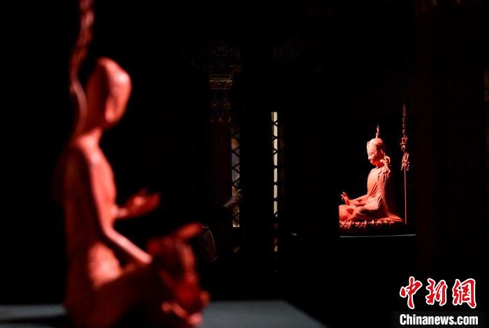 圖為展覽中圍繞西藏歷史與傳統(tǒng)創(chuàng)作的雕塑作品。　李林 攝