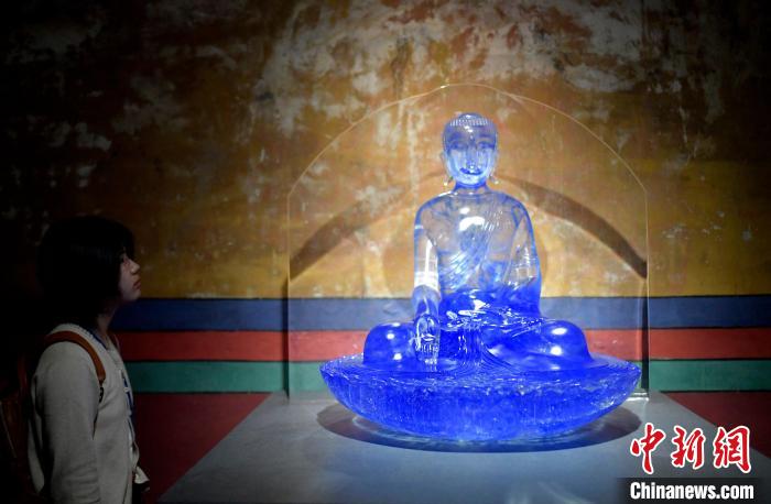 圖為觀眾正在欣賞展覽中的雕塑作品。　李林 攝