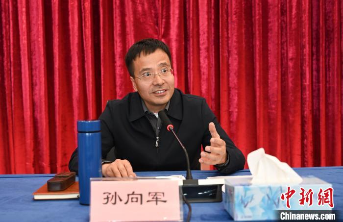 圖為西藏自治區(qū)黨委宣傳部副部長、自治區(qū)社科院黨組書記孫向軍主持活動。　趙朗 攝