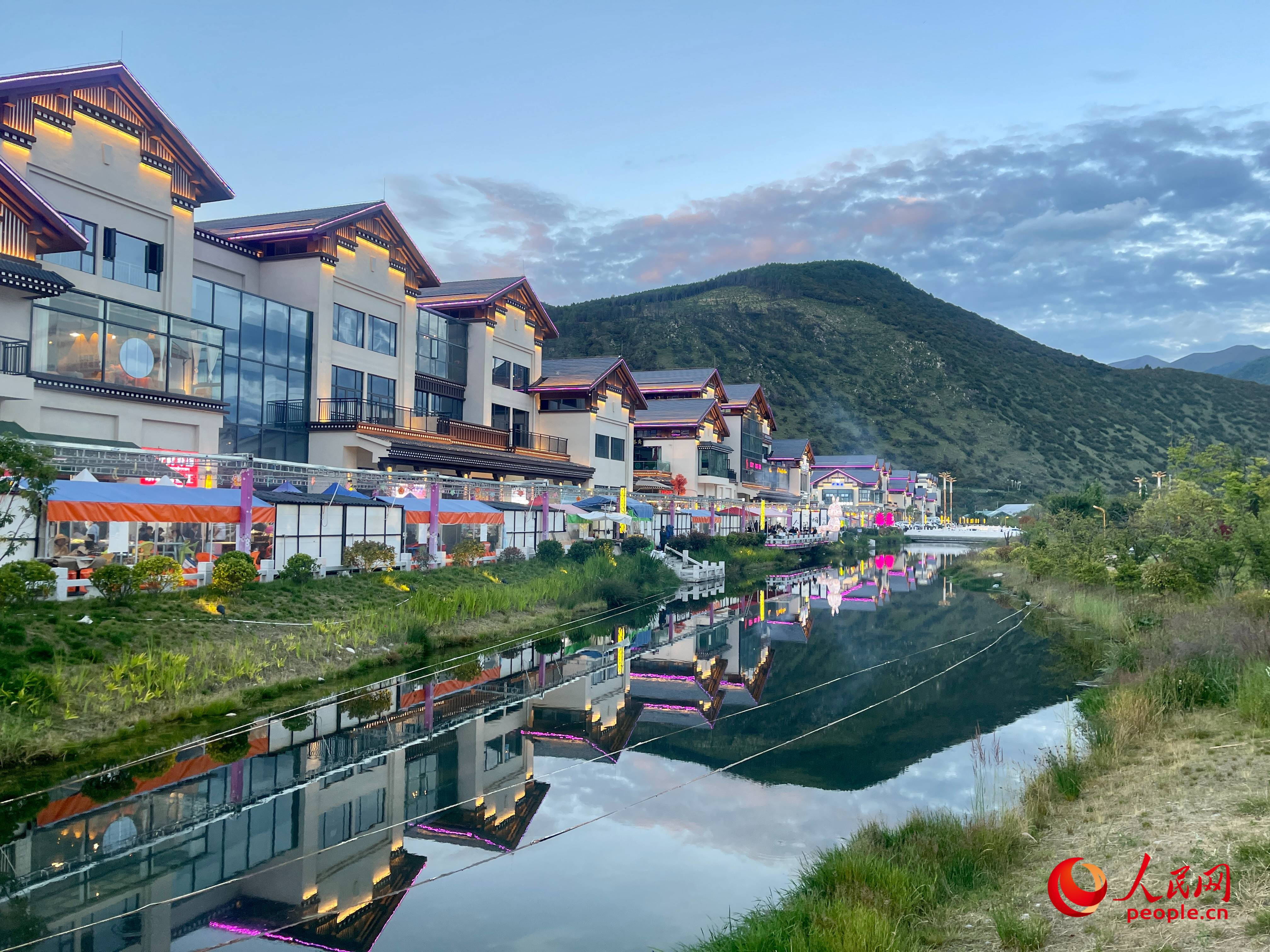 工布公園的一角，風景秀麗。人民網(wǎng) 周靜圓攝