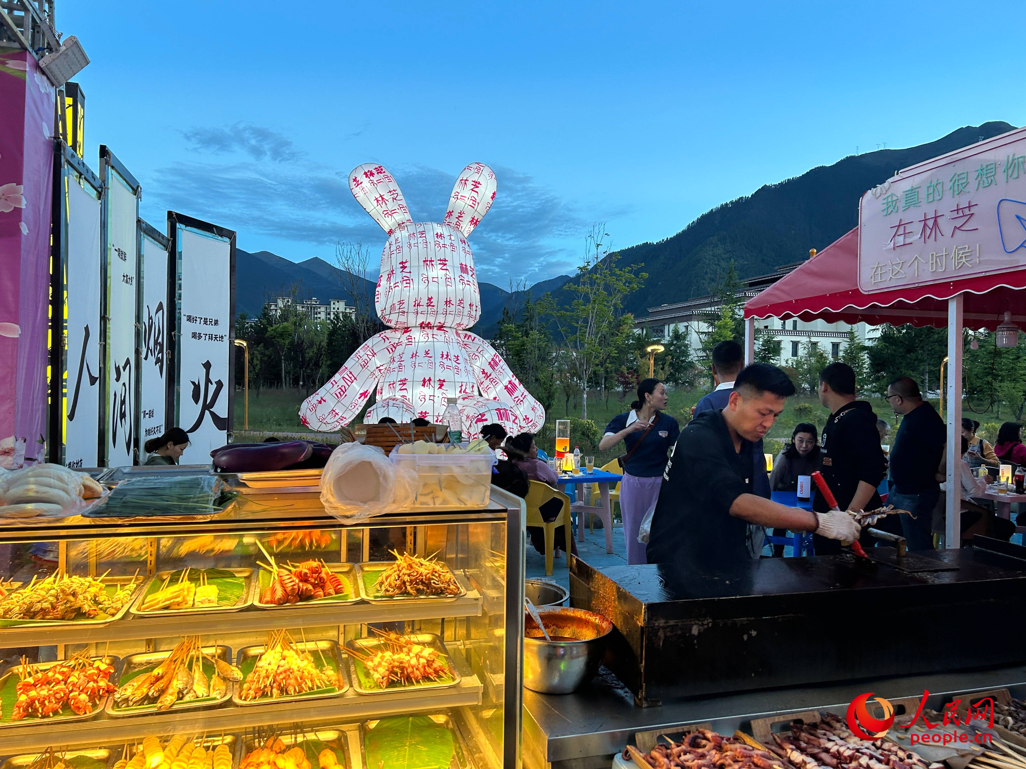工布公園里的夜市，滿滿“煙火氣”。人民網(wǎng) 周靜圓攝