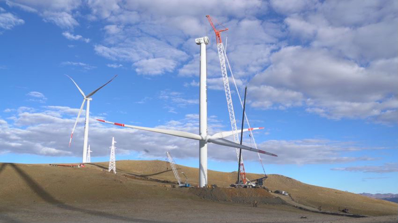 西藏措美哲古風(fēng)電場首批3.6兆瓦風(fēng)電機(jī)組吊裝。受訪者供圖