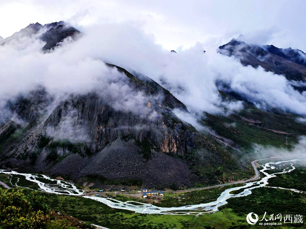 河流蜿蜒于青山間。人民網(wǎng) 李海霞攝
