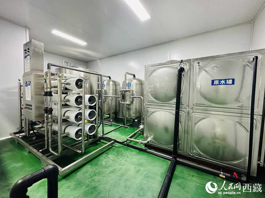 “色達牙泉”礦泉水（桶裝水）生產加工基地。人民網(wǎng)記者 次仁羅布攝