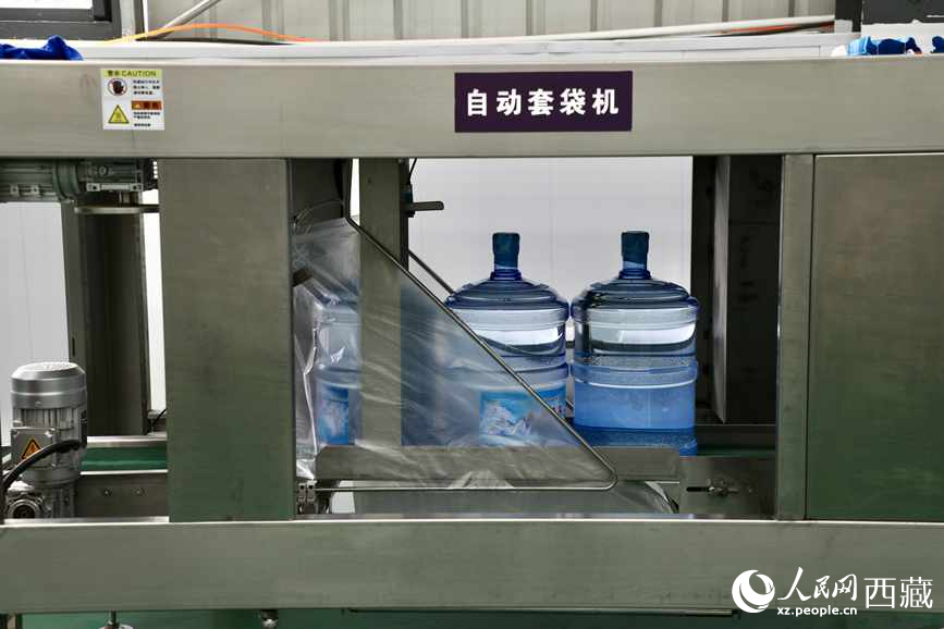“色達牙泉”礦泉水（桶裝水）生產加工基地。人民網(wǎng)記者 次仁羅布攝