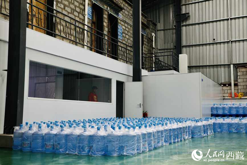 “色達牙泉”礦泉水（桶裝水）生產加工基地。人民網(wǎng)記者 次仁羅布攝