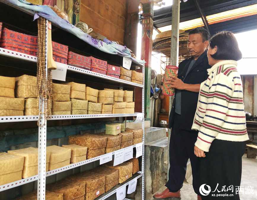 愛(ài)明（左一）給游客介紹藤竹產(chǎn)品。