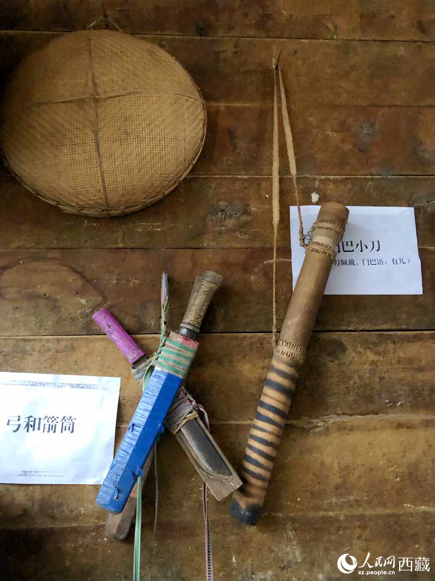 當(dāng)?shù)鬲?dú)具特色的藤竹工藝品。