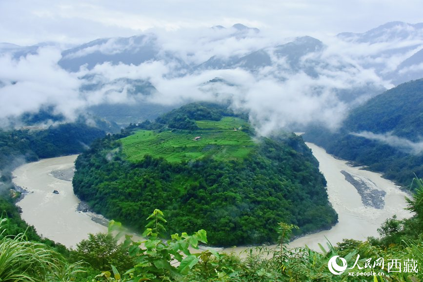 云海里的果果塘大拐彎。人民網(wǎng) 李海霞攝