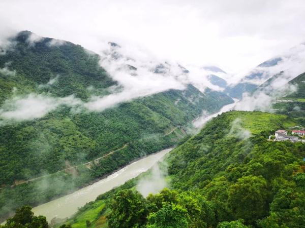 幾代建設(shè)者，歷經(jīng)半個(gè)多世紀(jì)完成！這是一條怎樣的公路？