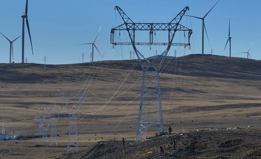 那曲市色尼區(qū)國能100兆瓦風電11千伏送電工程現(xiàn)場。拉巴平措攝