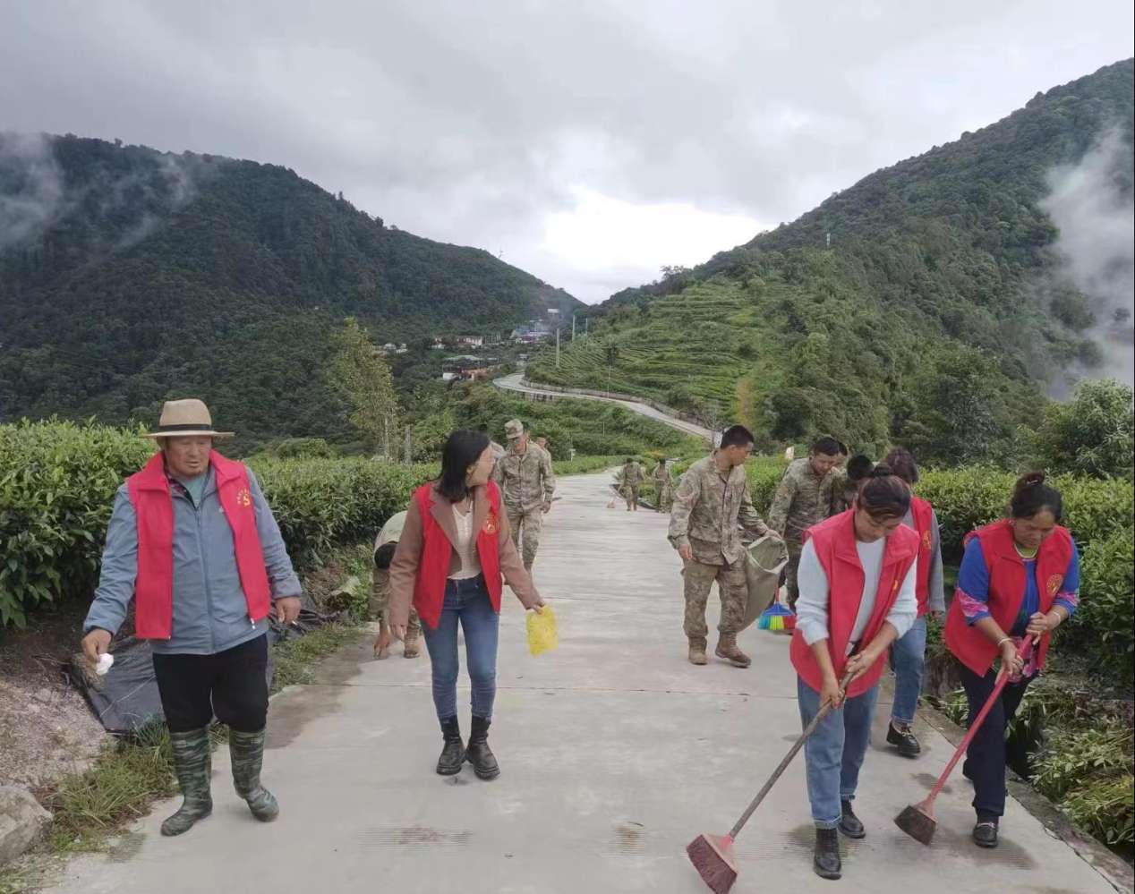 圖為：墨脫縣背崩鄉(xiāng)格林村軍地黨組織共同開展“愛我墨脫、靚我家園”主題黨日活動