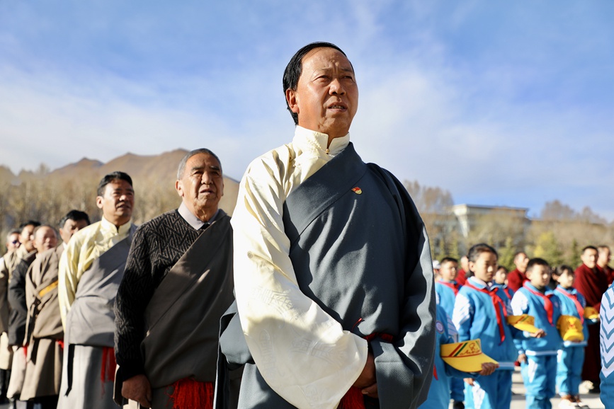 “升國旗、唱國歌”儀式現(xiàn)場。
