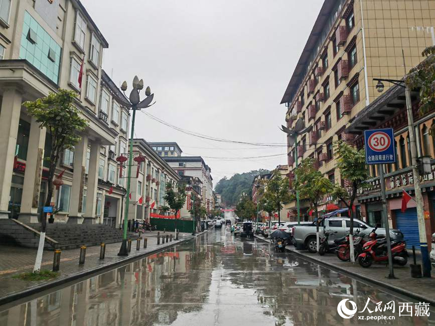 如今的墨脫縣城一應(yīng)俱全。人民網(wǎng) 李海霞攝