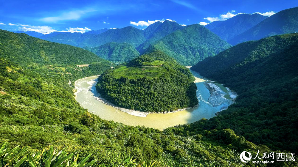 風(fēng)景秀麗、植被繁茂的西藏林芝市墨脫縣果果塘大拐彎。人民網(wǎng)記者 次仁羅布攝