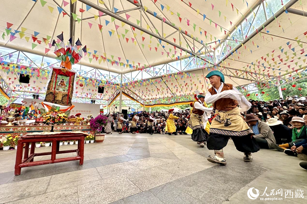 拉薩市宗角祿康公園舉行傳統(tǒng)藏戲劇目展演。