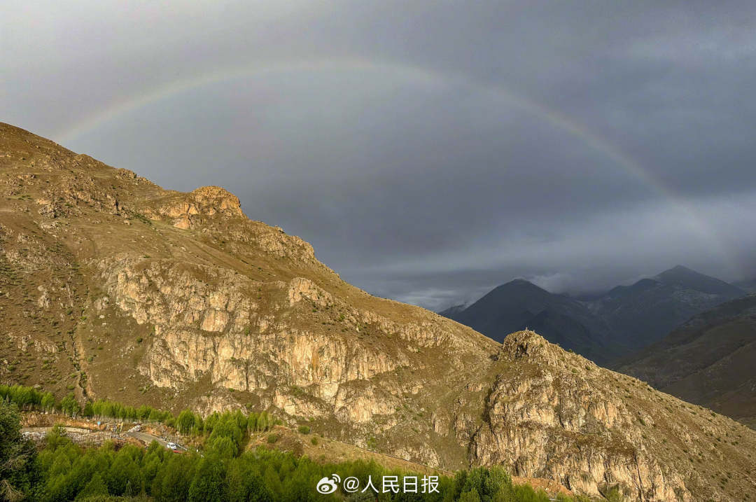 接好運(yùn)！青藏高原現(xiàn)巨大彩虹橋
