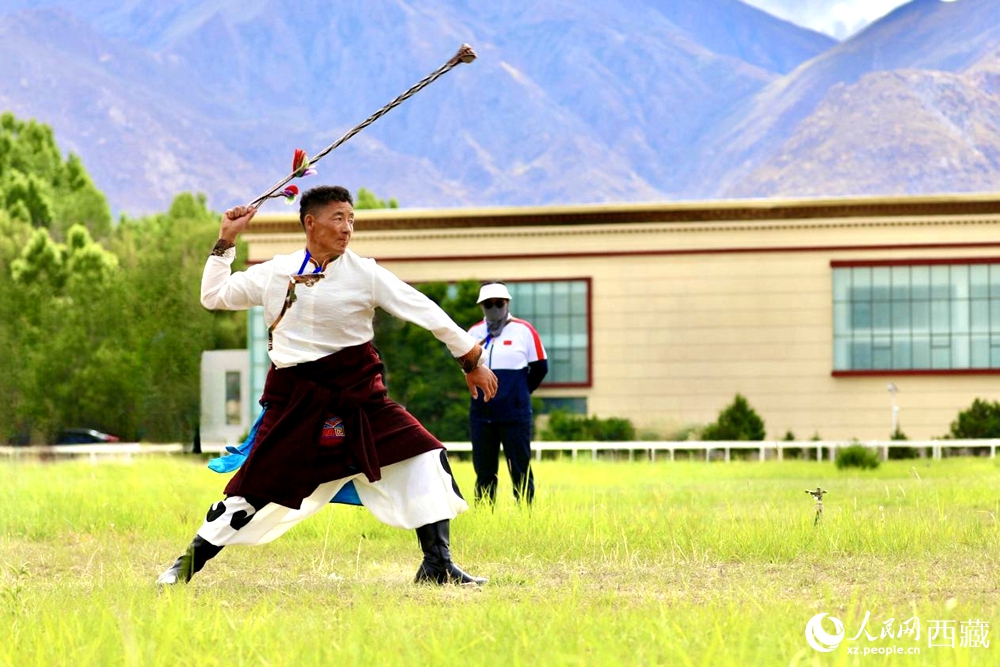 參賽選手在拉薩首屆農(nóng)牧民運(yùn)動(dòng)會(huì)上進(jìn)行“古朵”比賽（“古朵”指的是用牦牛毛或者山羊毛編織成的拋石繩，可以將石頭投擲到較遠(yuǎn)的地方，是牧民們用來放牧的工具）。