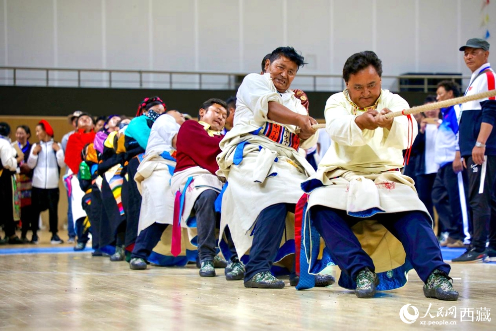 身著民族服裝的農(nóng)牧民選手在拔河比賽現(xiàn)場(chǎng)。