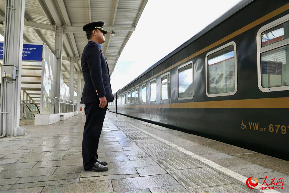 即將開往上海的列車。人民網(wǎng)記者 次仁羅布攝