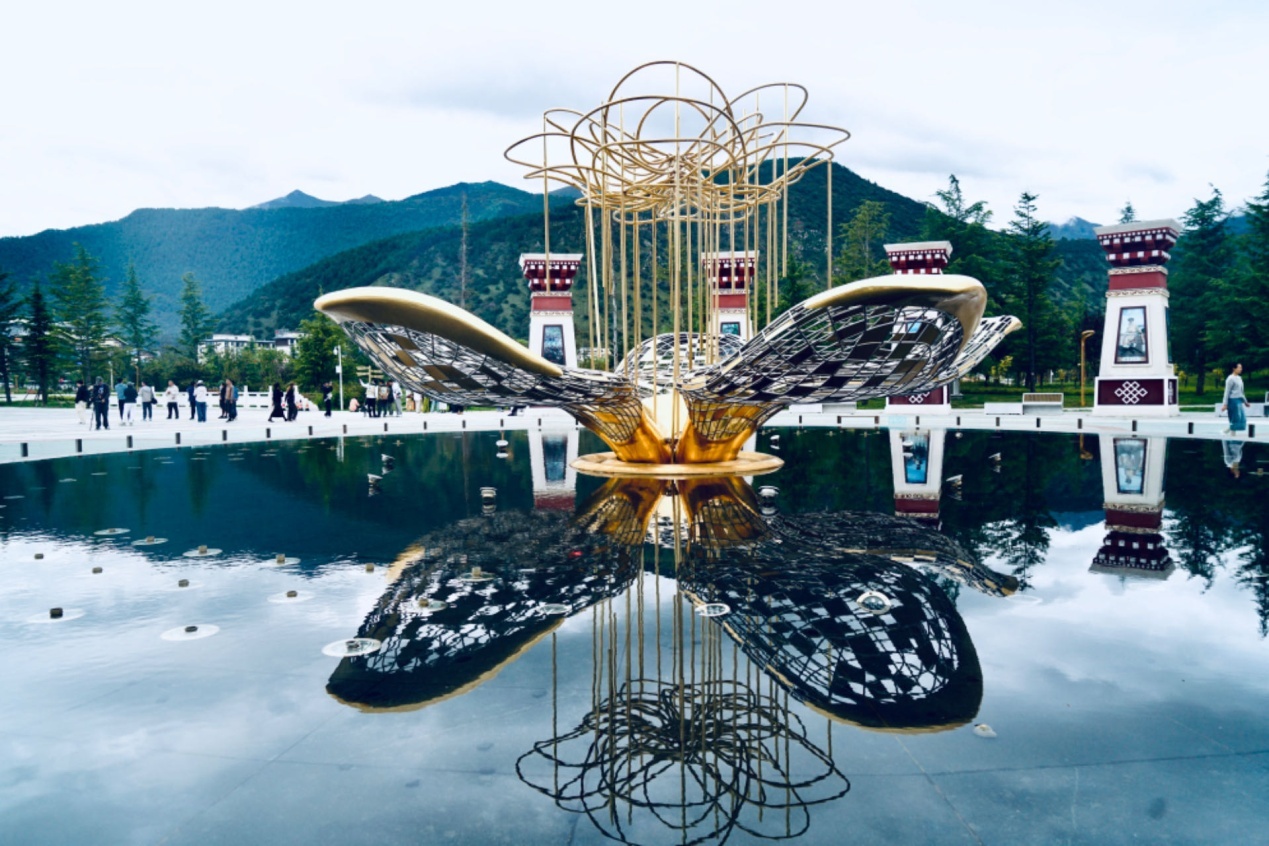 工布公園里的桃花主題雕塑——萬(wàn)樹(shù)桃花。人民網(wǎng)記者 益西康珠攝
