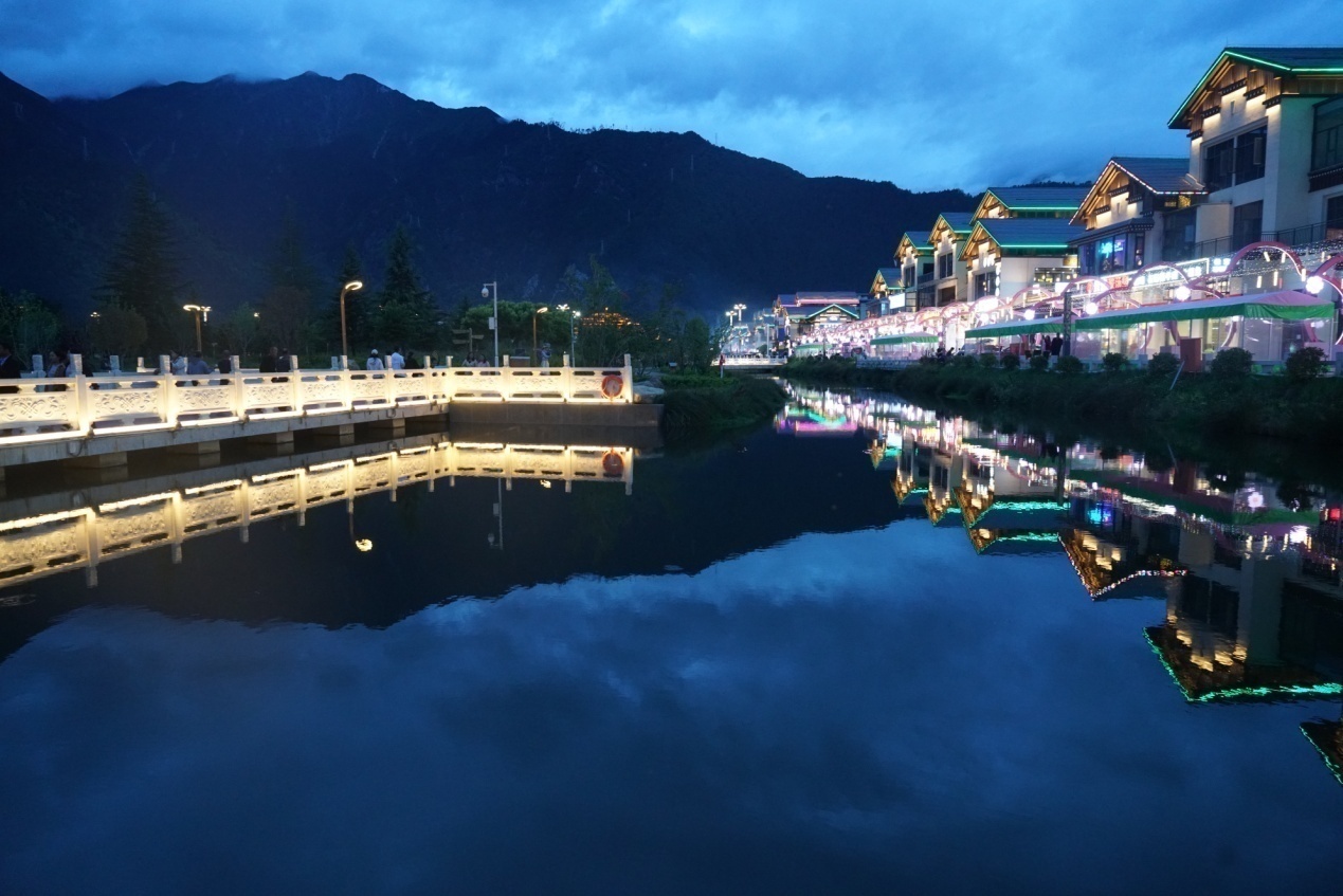 工布公園的夜景。人民網(wǎng)記者 益西康珠攝