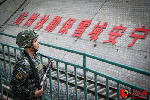 武警西藏總隊(duì)拉薩支隊(duì)執(zhí)勤八大隊(duì)官兵在鐵路旁執(zhí)勤。支翔宇 攝
