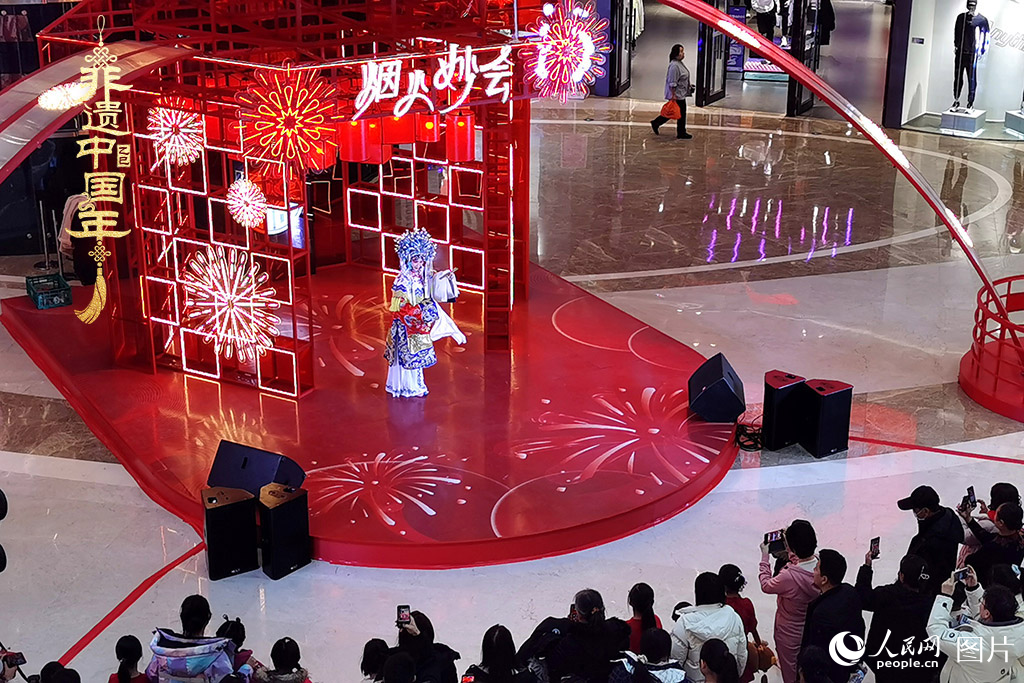 2025年1月29日，大年初一，吉林省京劇團(tuán)亮相長春“煙火妙會(huì)”，演員們用的精湛技藝，為市民呈上一場韻味悠長的視聽盛宴，一招一式盡顯京劇魅力?，F(xiàn)場還進(jìn)行了京劇知識(shí)科普，讓傳統(tǒng)文化在互動(dòng)中 “活” 起來，為新春佳節(jié)增添了一抹濃厚的文化底色 。人民網(wǎng)記者 王帝元攝