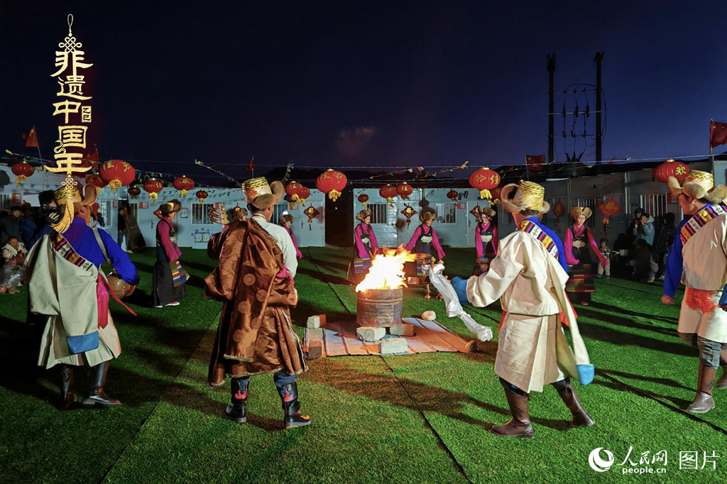2025年1月28日，西藏自治區(qū)日喀則市定日縣尼轄鄉(xiāng)轄措村升起篝火，跳起鍋莊，迎接新年的到來。（鍋莊舞，又稱為“果卓”、“歌莊”、“卓”等，藏語意為圓圈歌舞，是藏族三大民間舞蹈之一。2006年5月20日，鍋莊舞經(jīng)中華人民共和國國務(wù)院批準(zhǔn)列入第一批國家級(jí)非物質(zhì)文化遺產(chǎn)名錄）人民網(wǎng)記者 次仁羅布攝