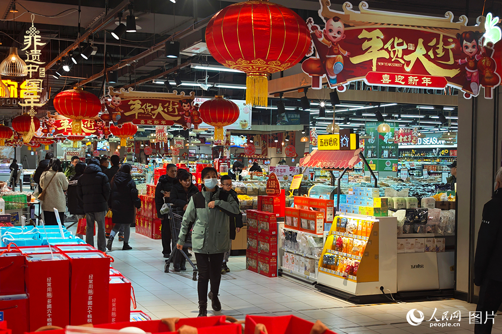 2025年1月28日，在河北省三河市的一家超市，市民們正在采購年貨。人民網(wǎng)記者 翁奇羽攝