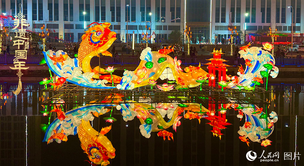 2025年1月22日，2025潛江燈會(huì)如約亮燈，近百組主題花燈、300余組裝飾彩燈一一亮相，吸引眾多游客觀賞。潛江燈會(huì)是湖北省潛江地區(qū)春節(jié)、元宵期間全民趕會(huì)的綜合性傳統(tǒng)民俗活動(dòng)，2021年入選第五批國家級(jí)非物質(zhì)文化遺產(chǎn)代表性項(xiàng)目名錄。人民網(wǎng)記者 張雋攝