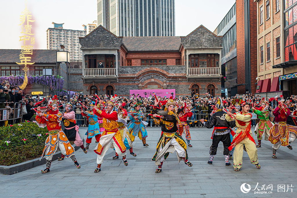 2025年1月19日，上海虹口區(qū)的今潮8弄，精彩的潮汕英歌舞上演，吸引市民駐足觀看。人民網(wǎng)記者 王初攝