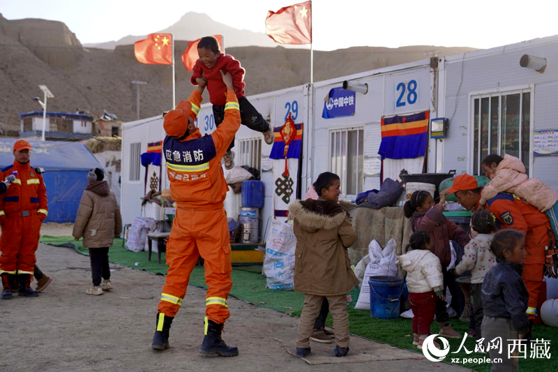 熱木青村安置點，消防員們同孩子們嬉戲玩耍。人民網(wǎng)記者 次仁羅布攝