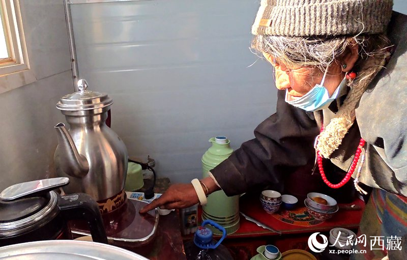 達(dá)瓦次仁的媽媽在做酥油茶。人民網(wǎng)記者 吳雨仁攝