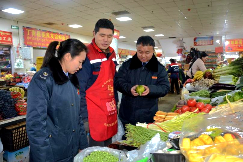 國家稅務總局丁青縣稅務局干部走訪了解春節(jié)蔬菜市場供求情況。楊虹攝