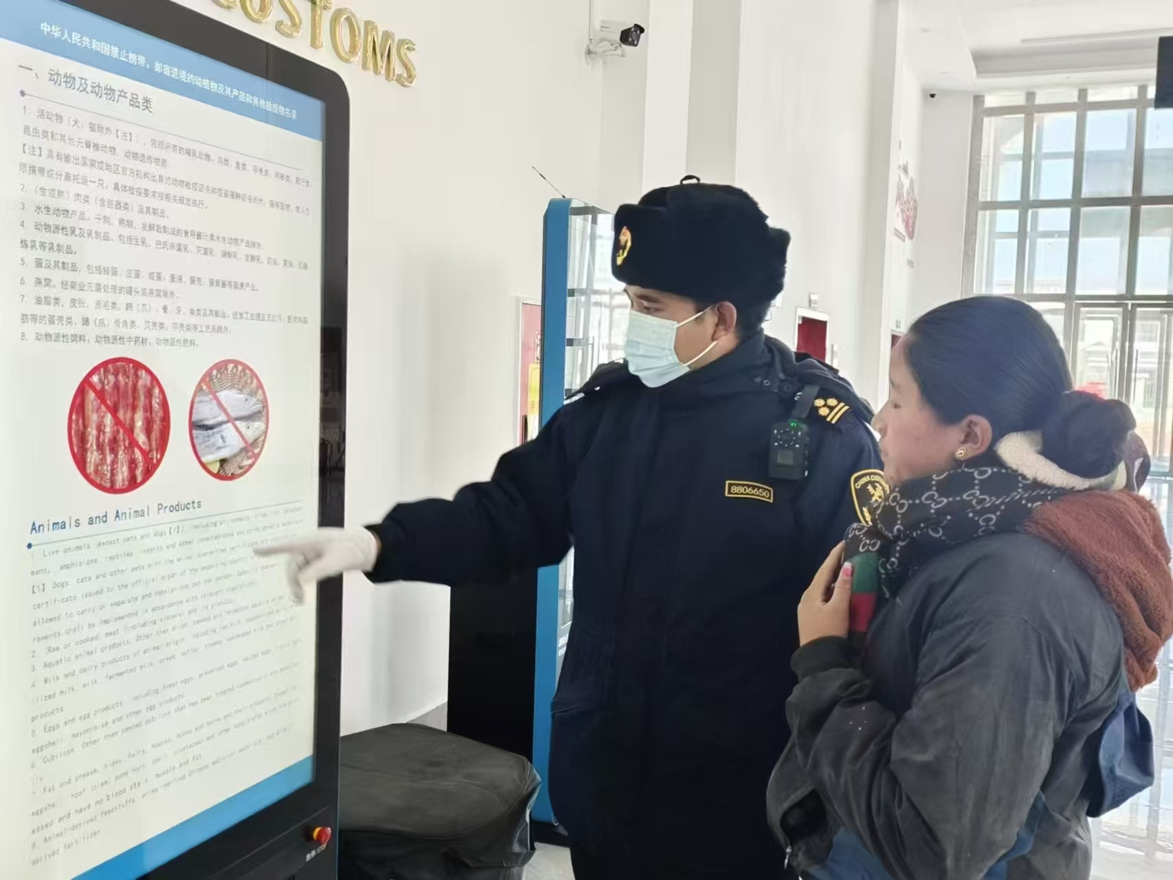 海關(guān)關(guān)員對(duì)入境邊民進(jìn)行禁止攜帶、郵寄進(jìn)境動(dòng)植物及其產(chǎn)品解讀。次旺久美攝