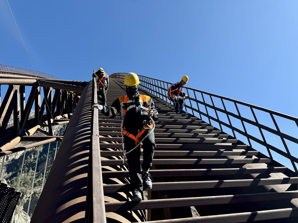 橋拱檢修。馬生明攝