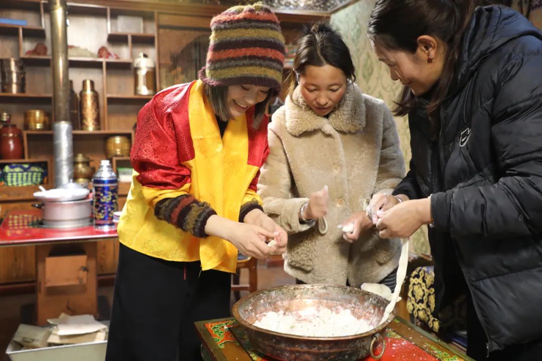 游客體驗制作“古突”。巴桑卓嘎攝