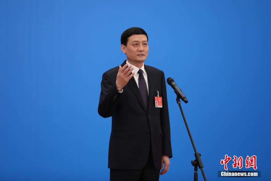 3月8日，第十三屆全國人民代表大會第四次會議舉行第二場“部長通道”采訪活動。圖為中國工業(yè)和信息化部部長肖亞慶通過網(wǎng)絡(luò)視頻方式接受采訪。 <a target='_blank' ><p  align=