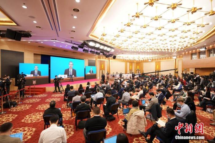 圖為記者在梅地亞中心多功能廳采訪。<a target='_blank' ><p  align=