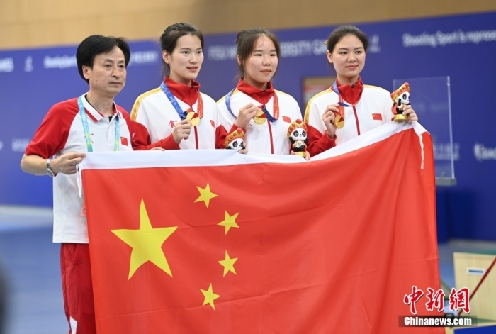 8月1日，第31屆世界大學(xué)生夏季運(yùn)動(dòng)會(huì)女子25米手槍團(tuán)體決賽在四川成都舉行，中國(guó)隊(duì)獲得冠軍。圖為中國(guó)隊(duì)選手熊亞瑄(左二)、林雅茜(右二)、王珂怡(右一)等站在領(lǐng)獎(jiǎng)臺(tái)上合影。<a target='_blank' href='/'><p  align=
